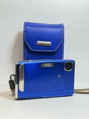 FujiFilm FinePix Z10fd Blue Digital Camera - 7.0 MP 3x Zoom Y2K Digicam